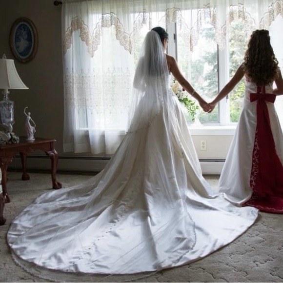 Wedding gown - Picture 4 of 6